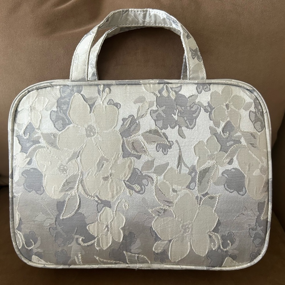 *New* Vince Camuto Gray and Silver Floral Travel Pouch - Picture 6 of 12